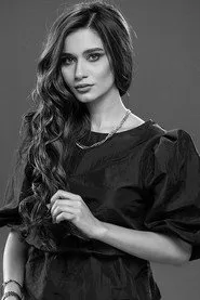 لوبنا عزت